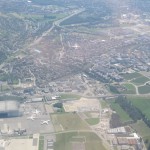 Blick auf Opfiko/Glattbrugg mit startendem Flugzeug
