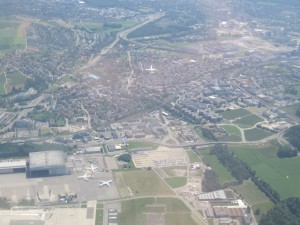 Blick auf Opfiko/Glattbrugg mit startendem Flugzeug